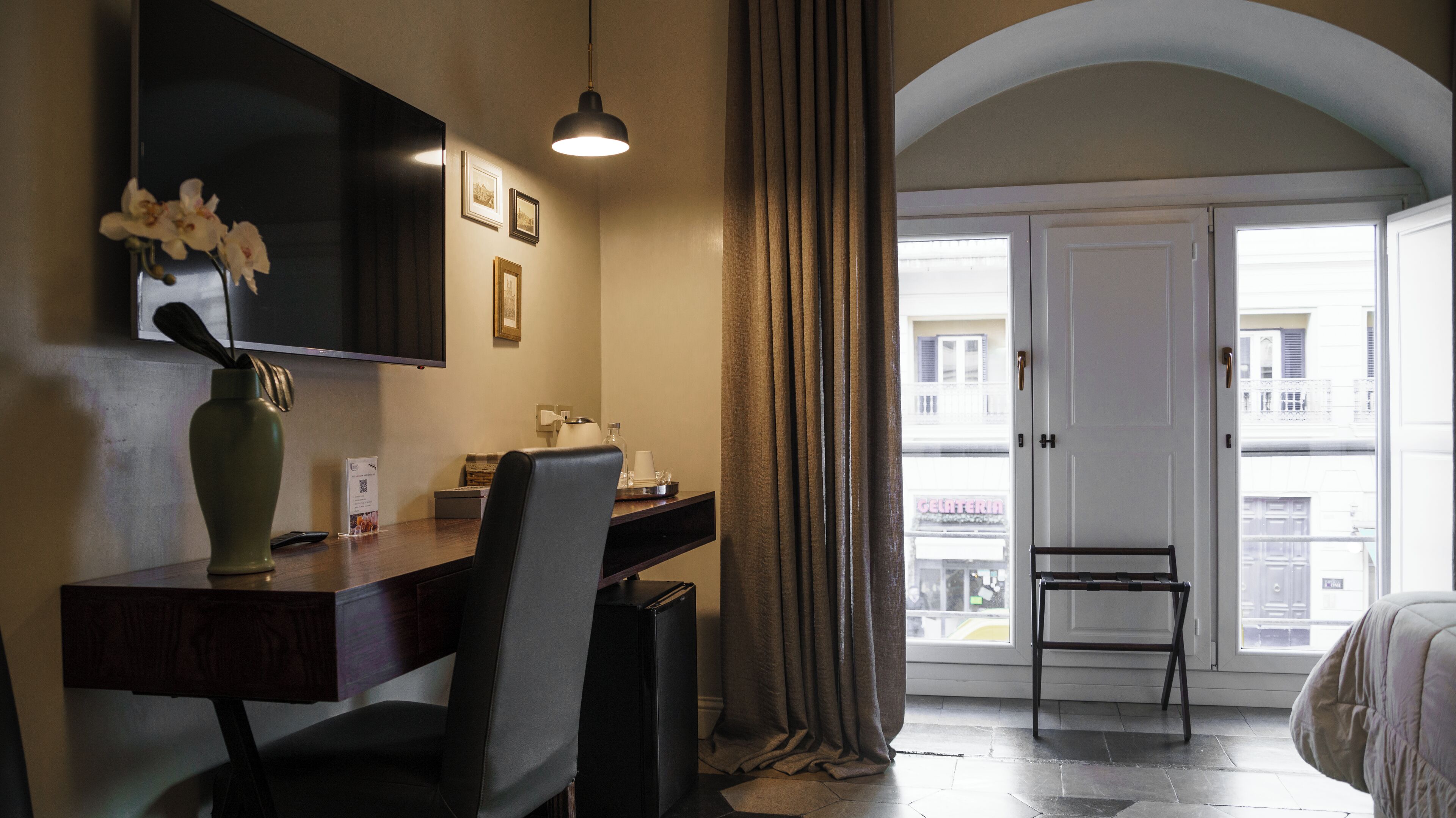 Luxe vierpersoonskamer (Iulia) | Luxe beddengoed, bedden met traagschuimmatras, een gratis minibar