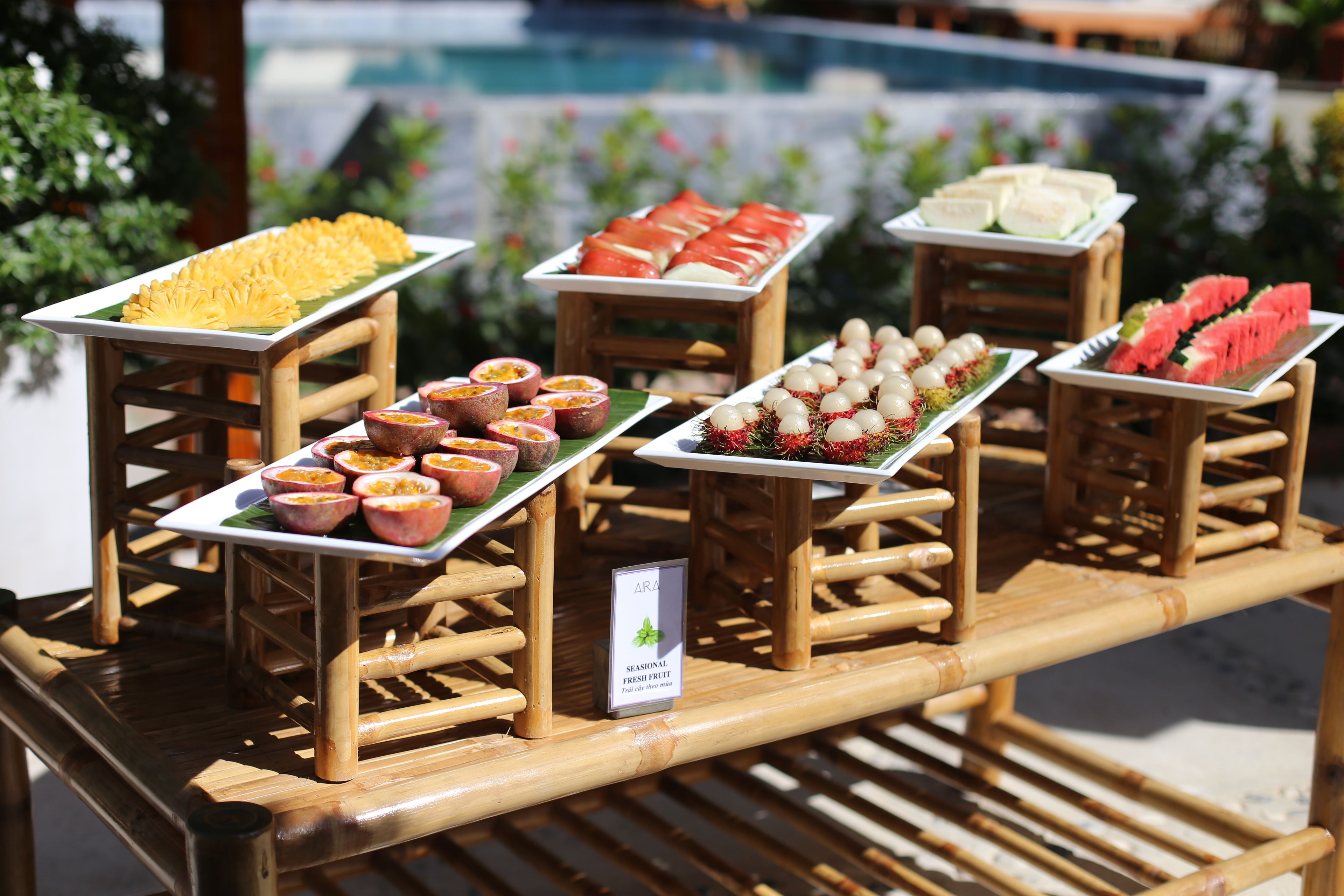Una mesa de buffet con diversas frutas y postres.