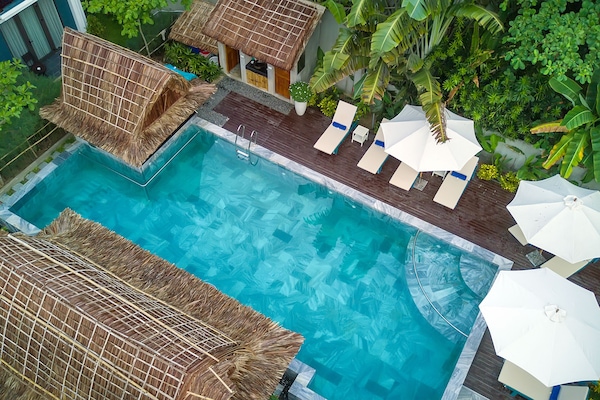 Outdoor pool, pool umbrellas, sun loungers