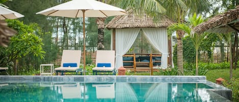 2 piscines extérieures, parasols de plage, chaises longues