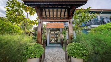 Pintu masuk properti