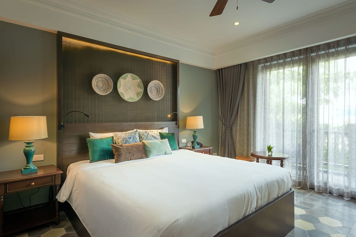 Deluxe Room (Balcony/Terrace) | Minibar, in-room safe, desk, blackout curtains