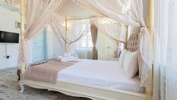 Deluxe Suite, 1 Bedroom | In-room safe, free WiFi