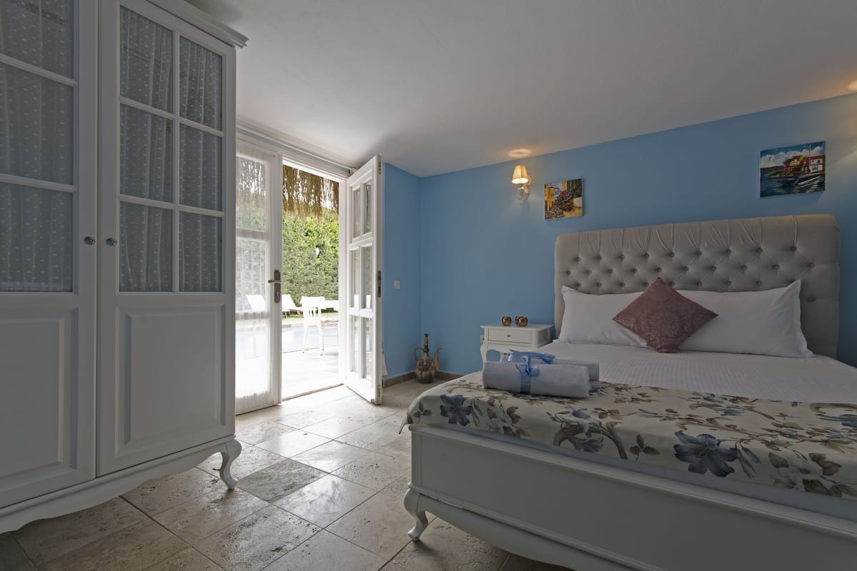 Doppia Standard, vista piscina | 1 camera, una cassaforte in camera, Wi-Fi gratuito