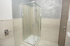 Family Room (Jeanette) | Bathroom shower