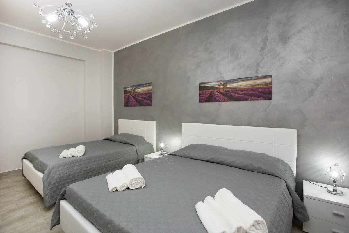 Familiekamer (Jeanette) | Luxe beddengoed, een kluis op de kamer, een bureau, geluiddichte muren