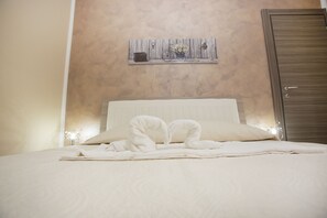 ห้องดับเบิล (Ginevra) | เครื่องนอนระดับพรีเมียม, ตู้นิรภัยในห้องพัก, โต๊ะทำงาน, ห้องเก็บเสียง