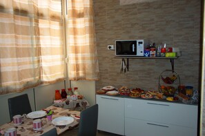 Free daily buffet breakfast  - B&B Palermo Sole & Cultura (Palermo)