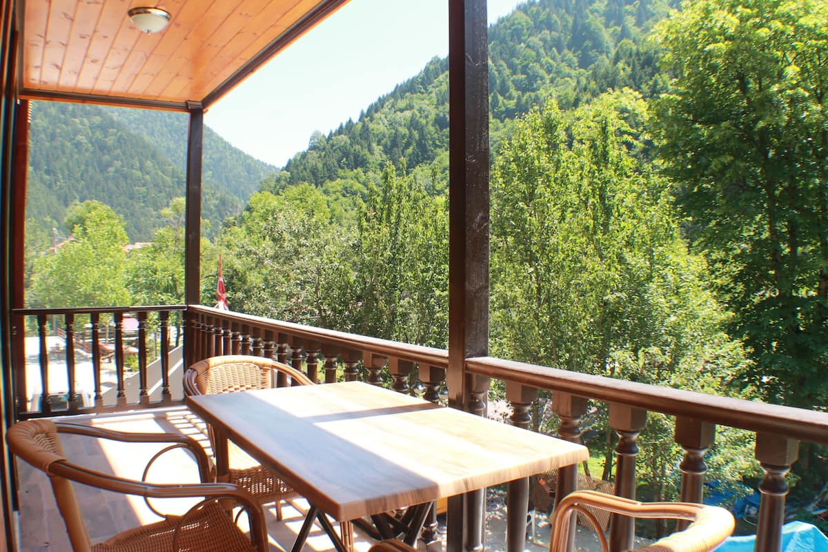 Suite, 2 chambres, balcon, vue sur la montagne | Draps en coton égyptien, literie de qualité, couette en duvet, bureau