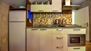 Loft, 1 habitación, balcón, vista a la montaña | Cocina privada | Refrigerador con congelador, microondas y parrilla de estufa