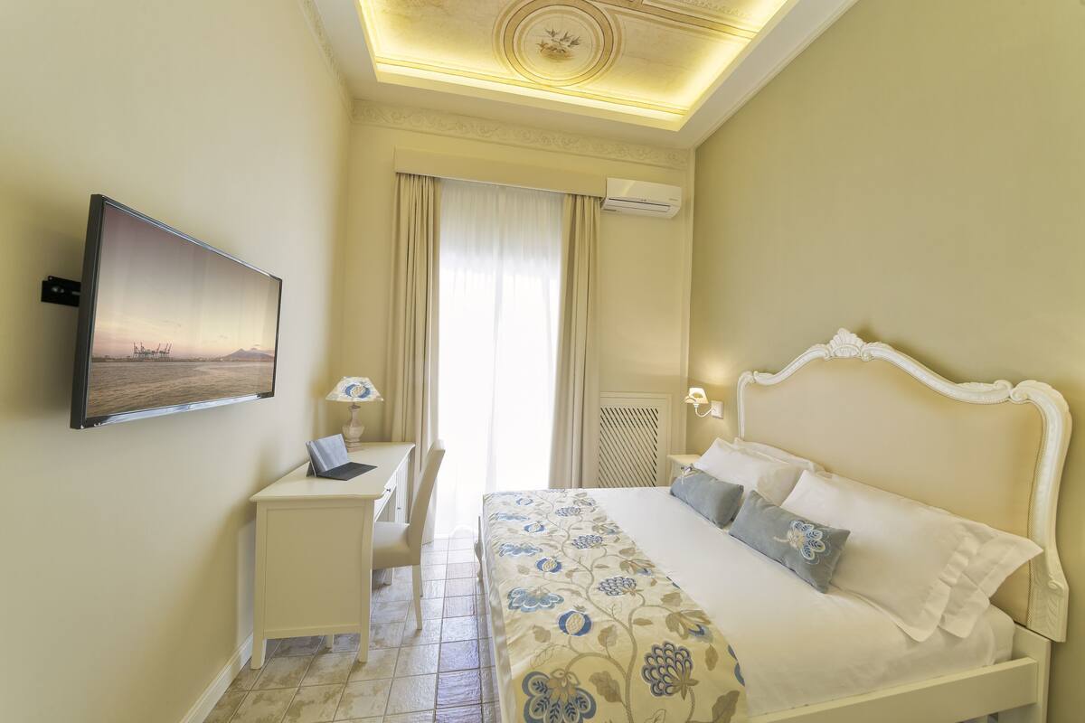 Superior Double Room | Premium bedding, minibar, in-room safe, desk