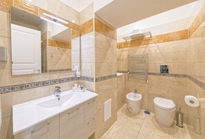 Economy Double Room | Bathroom | Shower, hair dryer, slippers, towels - Gentile Relais B&B (Naples)
