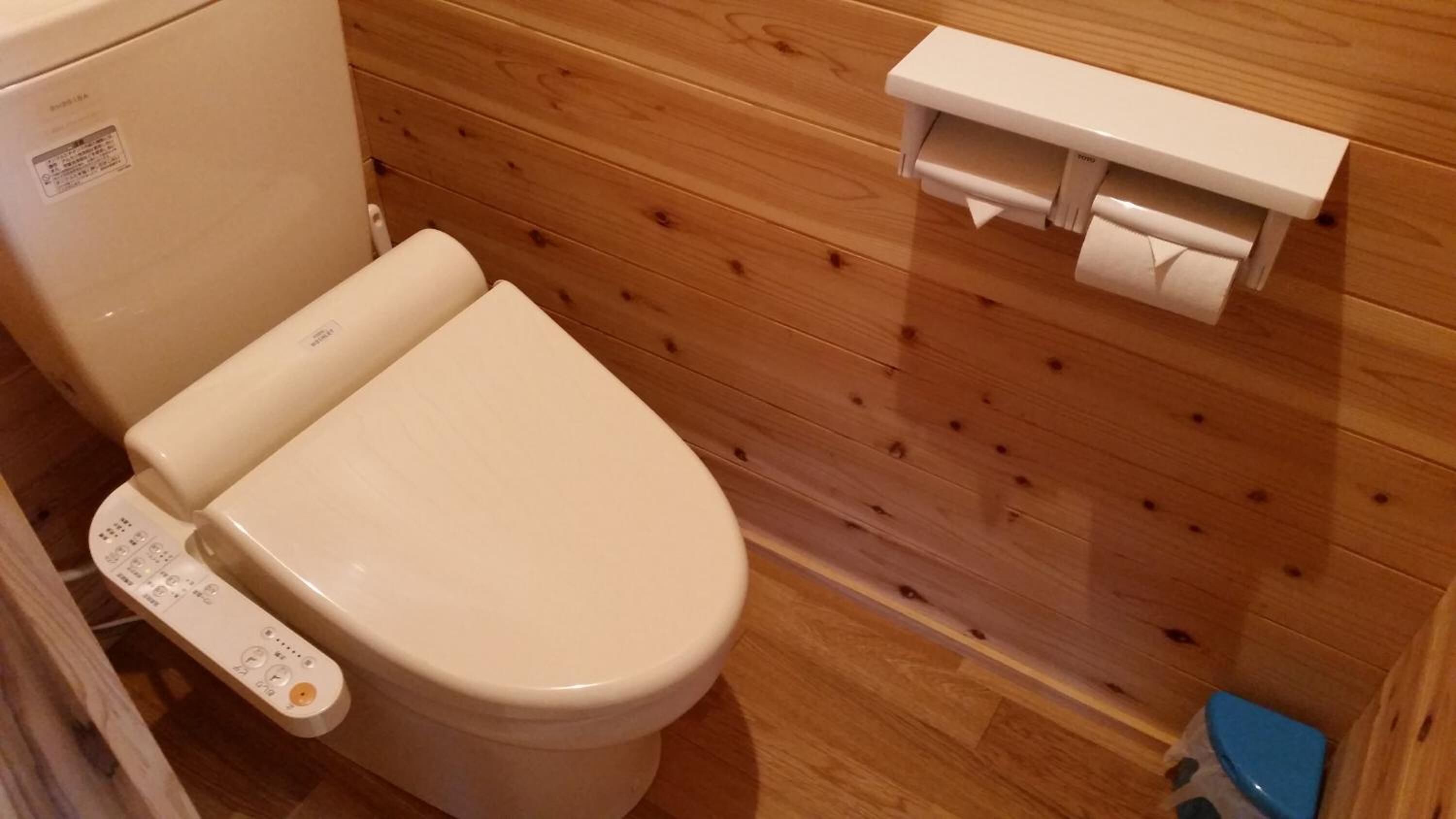 electronic bidet, towels