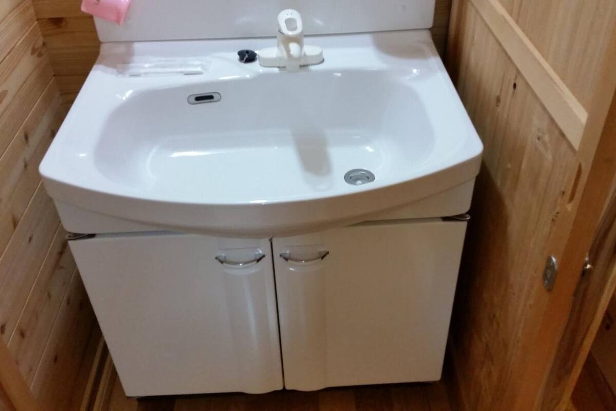 electronic bidet, towels