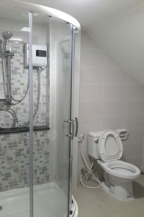 Shower, free toiletries, hair dryer, towels - Sweet Pillow Hostel & Café (Bangkok)