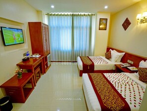 Minibar, caja de seguridad en la habitación y escritorio 