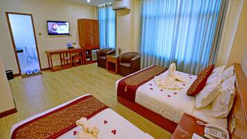 Quarto família, sacada | Frigobar, cofres nos quartos, escrivaninha, cortinas blackout