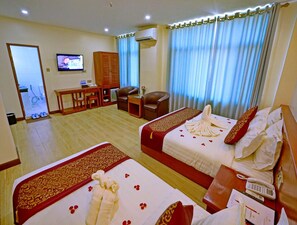 Familienzimmer, Balkon | Minibar, Zimmersafe, Schreibtisch, Verdunkelungsvorhänge