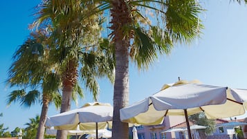 Außenpool, Sonnenschirme, Liegestühle