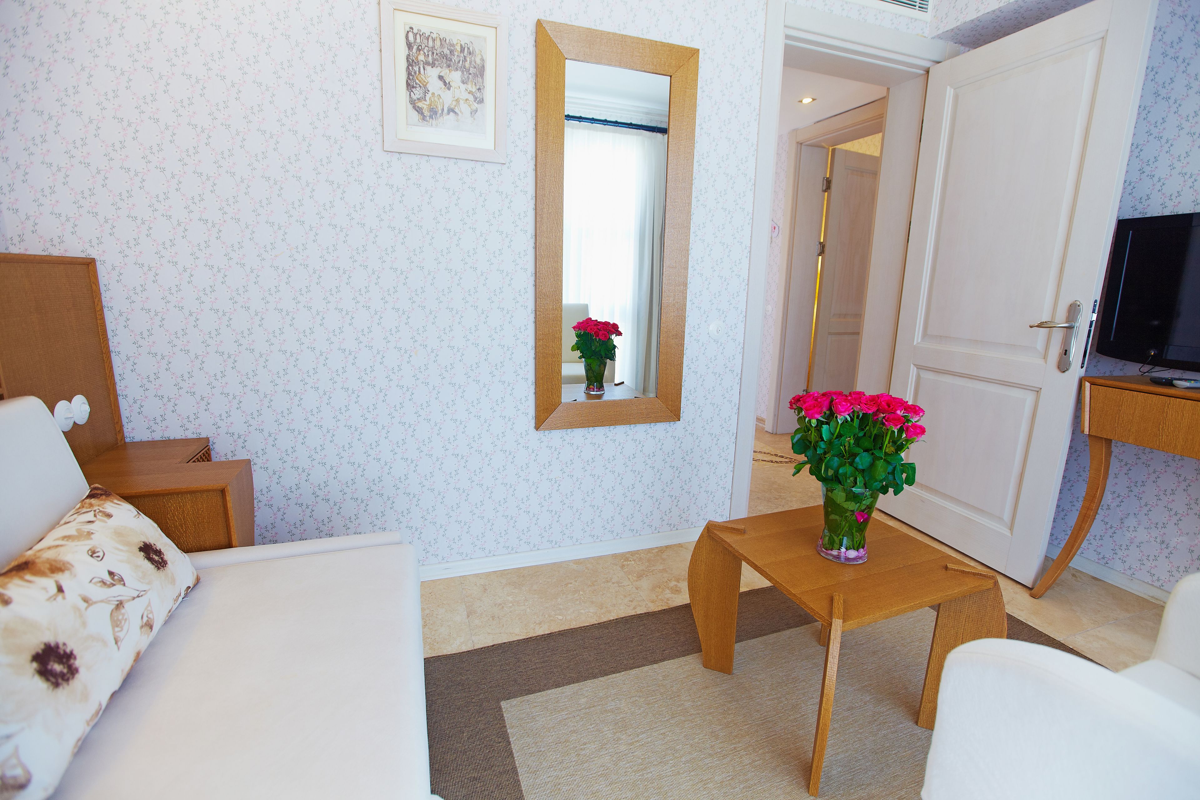 suite | living area | lcd tv