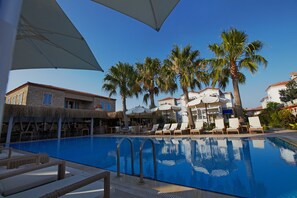 Outdoor pool, pool umbrellas, pool loungers - Casaoliva Hotel (Cesme)