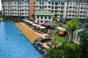 Outdoor pool - Laguna Beach Resort 2 By Homelicious Hospitality (Pattaya)