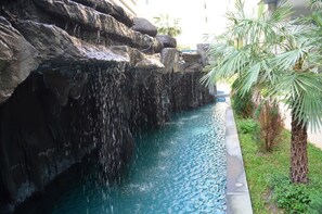 Piscina con cascada