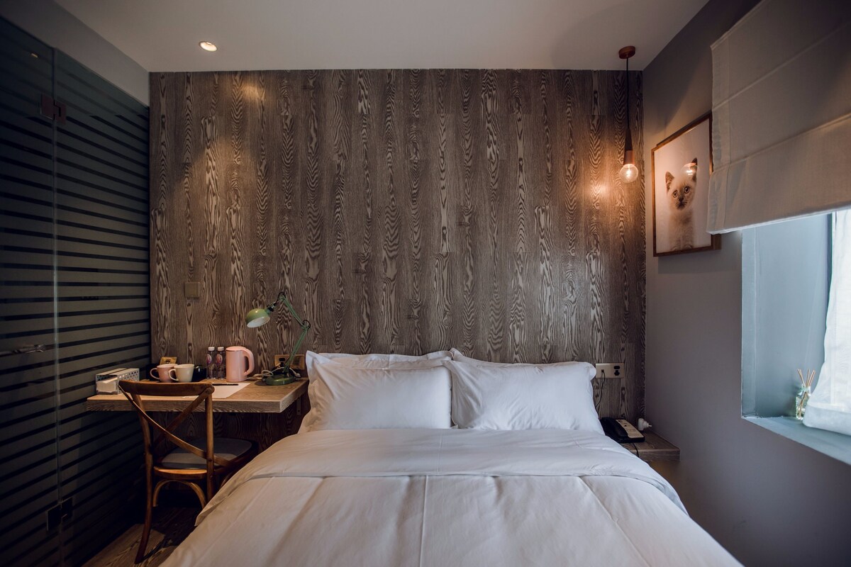 C3 King Bed Room
