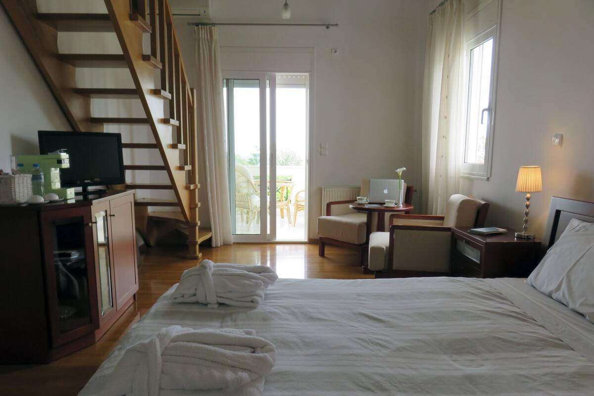 Premium bedding, iron/ironing board, free cots/infant beds, free WiFi