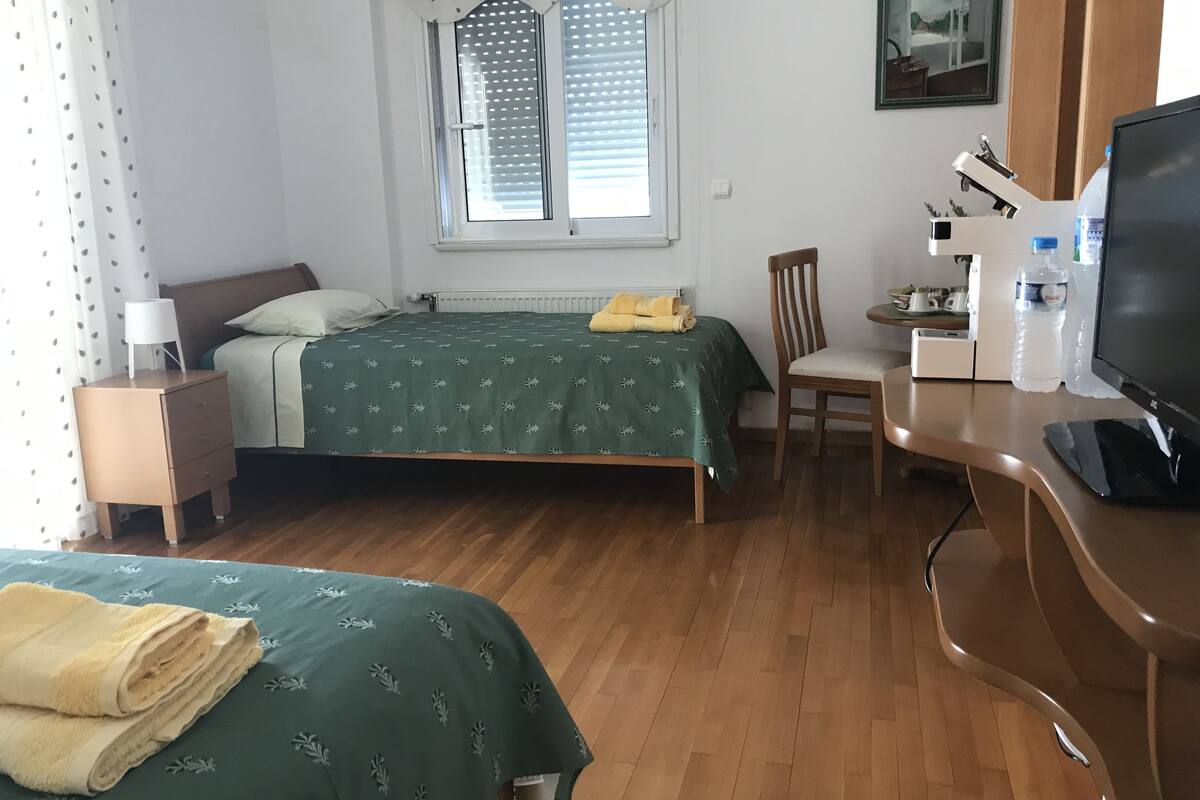 Premium bedding, iron/ironing board, free cots/infant beds, free WiFi