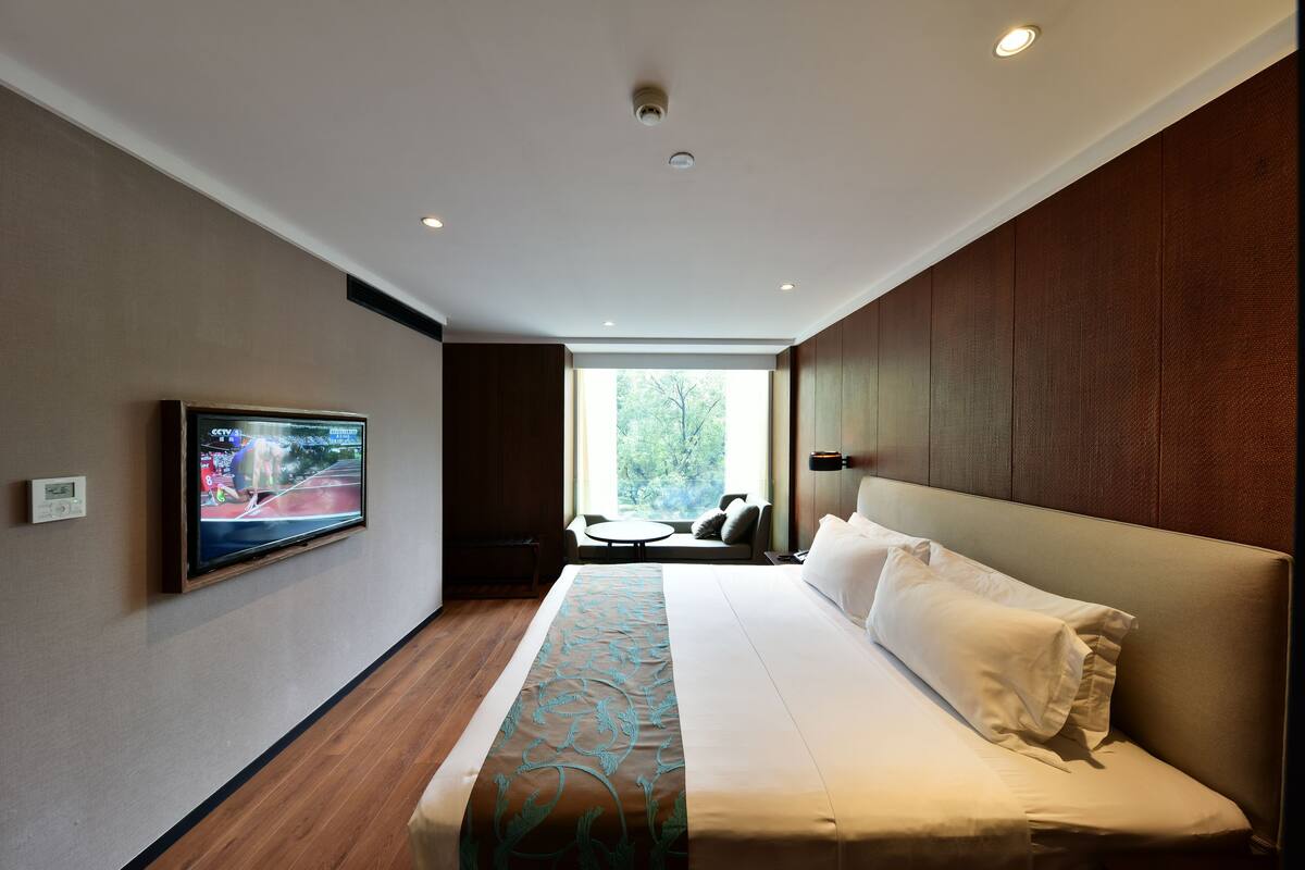 Deluxe Suite | In-room safe, desk, blackout curtains, rollaway beds