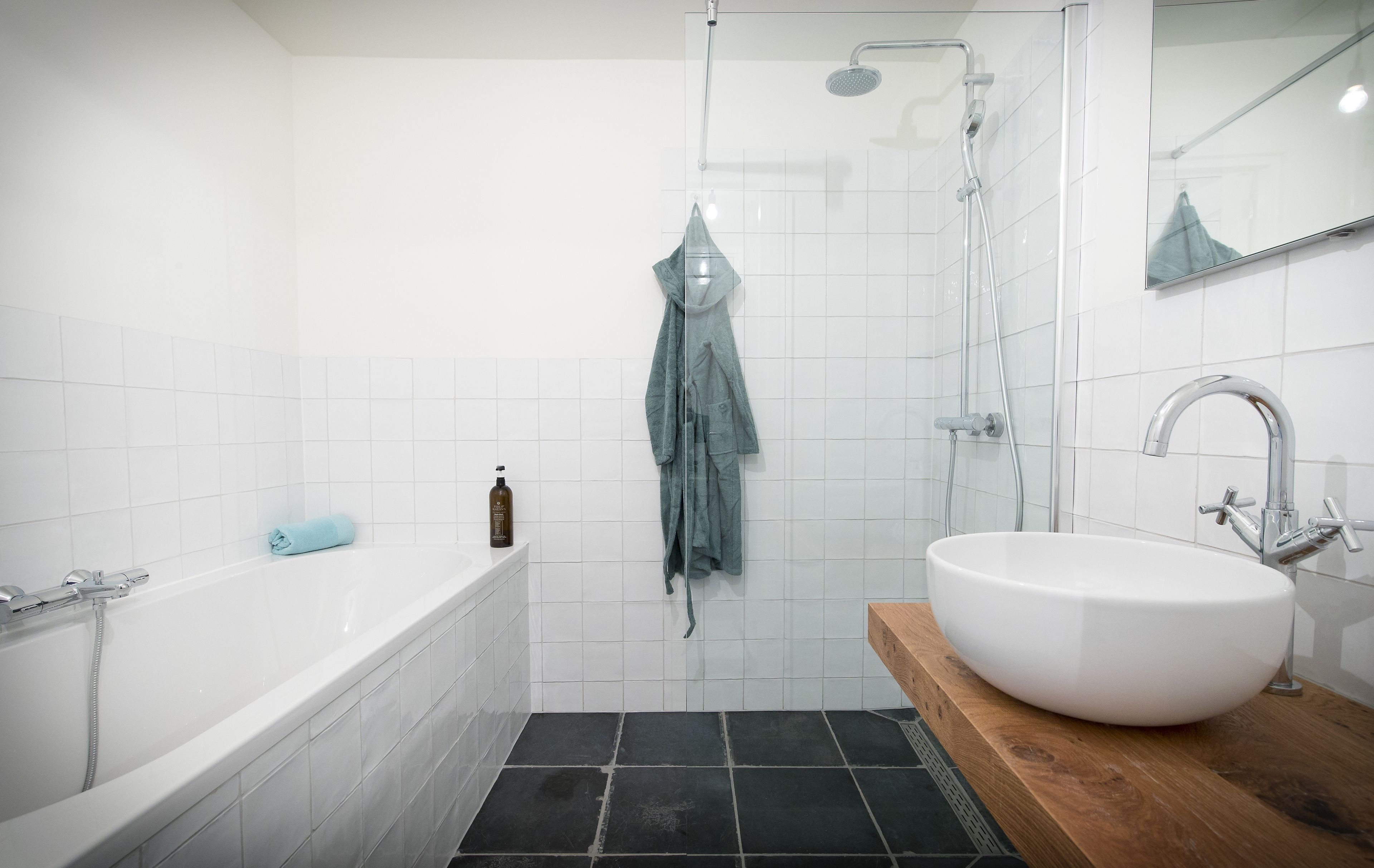 Habitación de lujo doble, 1 cama de matrimonio (2) | Baño | Artículos de higiene personal gratuitos, secador de pelo y albornoces