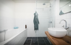 Chambre Double Luxe, 1 grand lit (2) | Salle de bain | Articles de toilette gratuits, sĂšche-cheveux, peignoirs