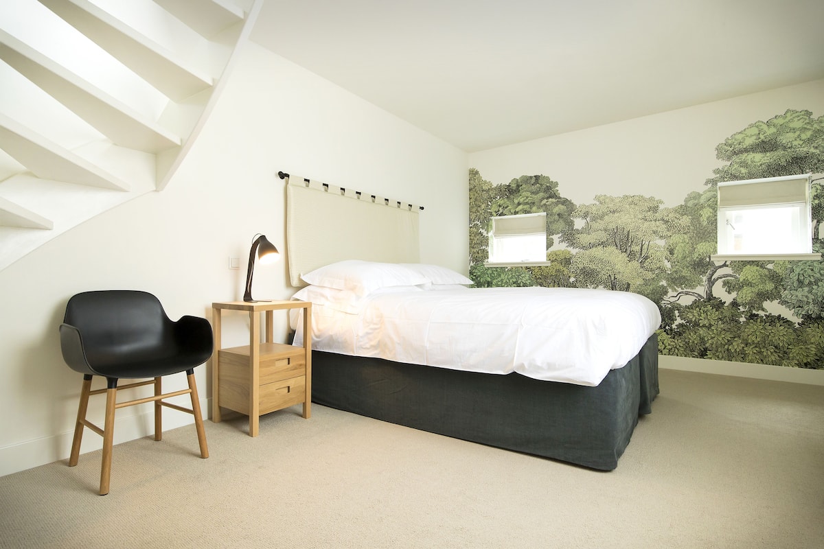 Habitación doble de lujo, 1 cama Queen size | Ropa de cama de alta calidad, minibar y tabla de planchar con plancha