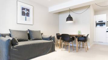 Luxe tweepersoonskamer, 1 queensize bed (4) | 1 slaapkamer, luxe beddengoed, een minibar, een strijkplank/strijkijzer