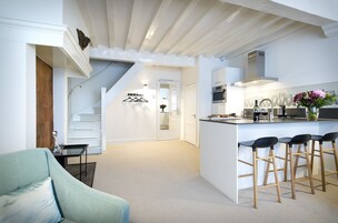 奢华双人房, 1 张大床 (5) | 起居区 | 平板电视