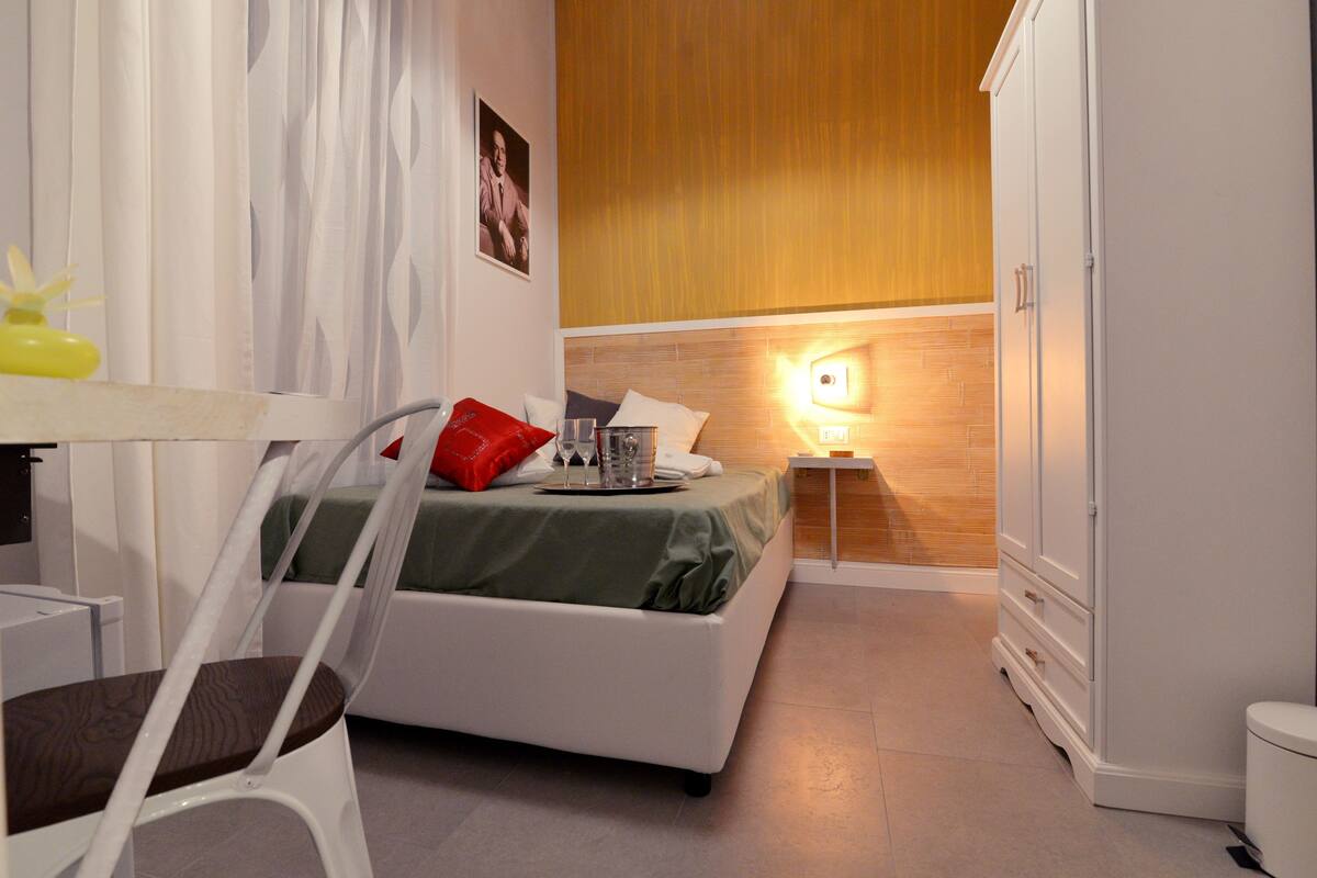 Deluxe Single Room | Premium bedding, minibar, in-room safe, desk