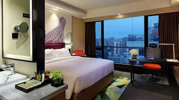 Frigobar, cofres nos quartos, escrivaninha, cortinas blackout