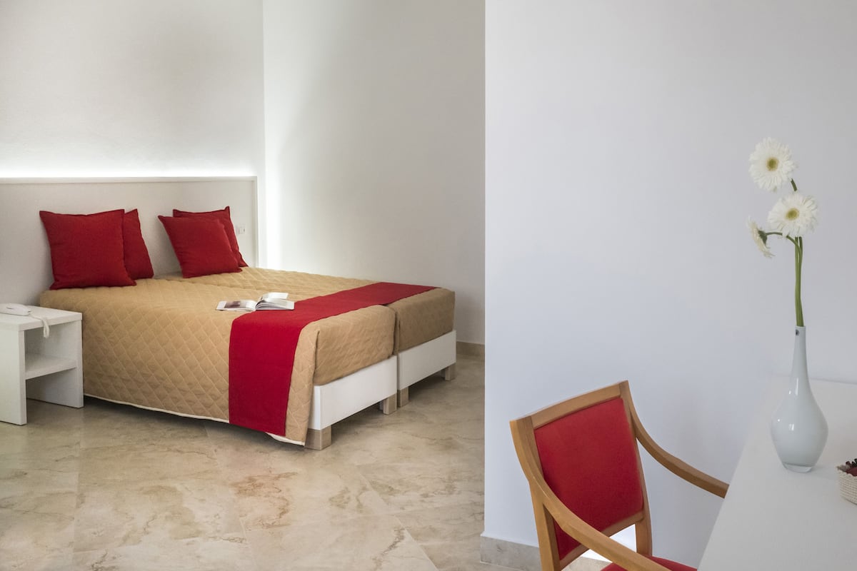 Quarto casal luxo | Frigobar, cofres nos quartos, escrivaninha, quartos à prova de som