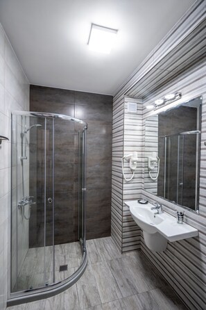 Suite junior, balcón | Baño | Artículos de higiene personal gratuitos, secador de pelo y toallas