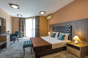 Double Room | Minibar, desk, soundproofing, iron/ironing board