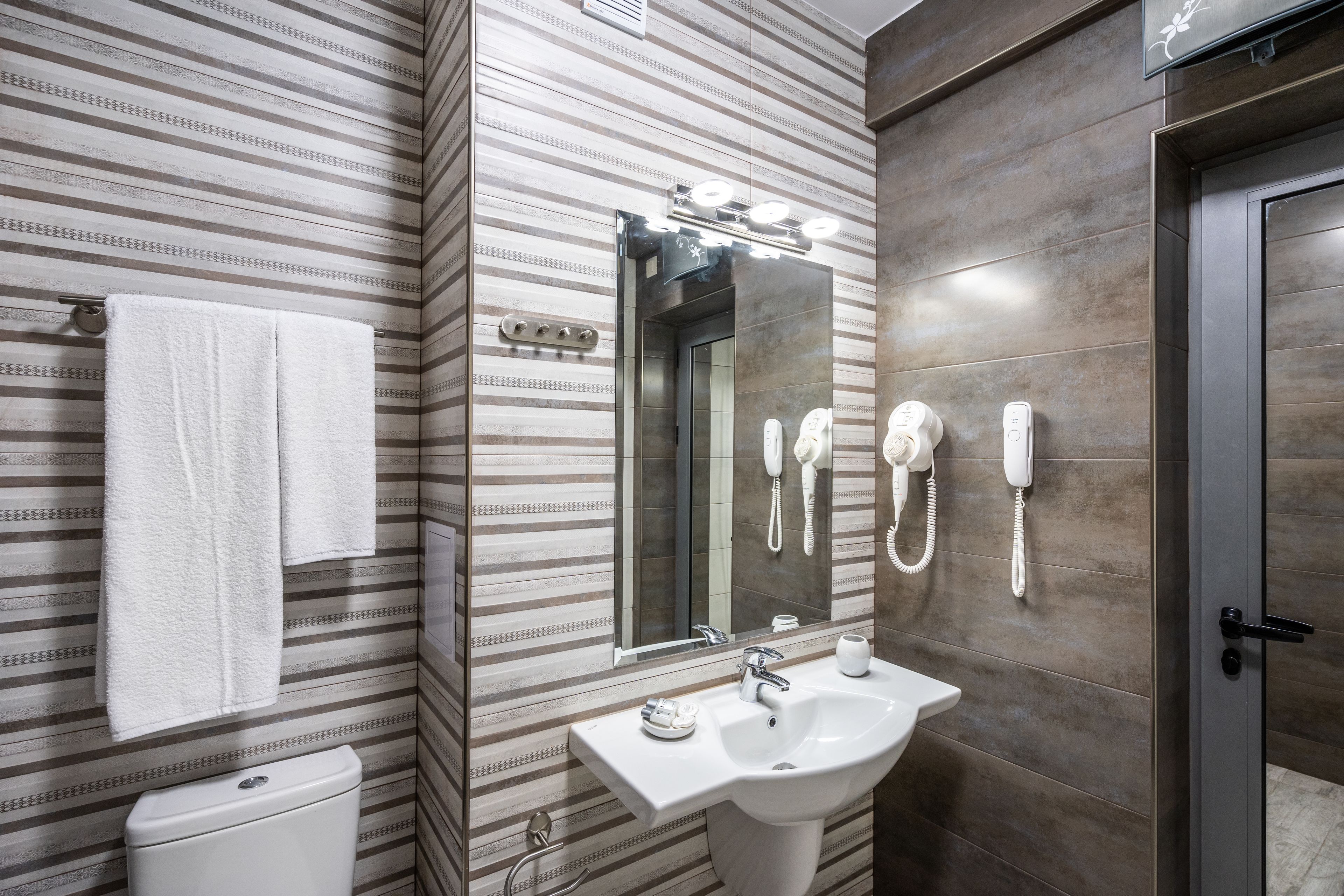 junior suite, balcony | bathroom | free toiletries, hair dryer, towels
