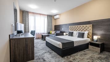 Suite junior, balcón | Minibar, escritorio, sistema de insonorización