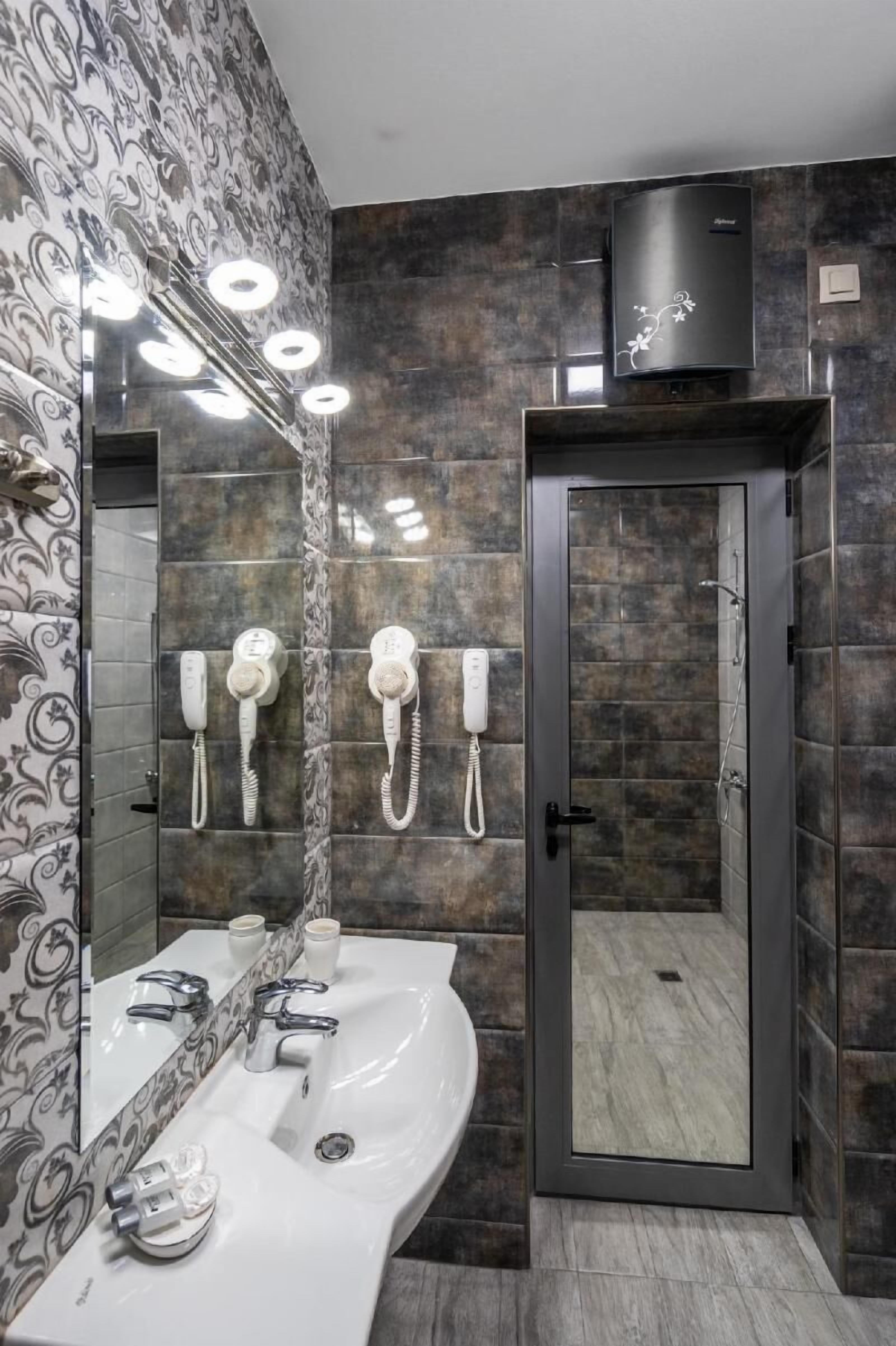 Salle de bain | Articles de toilette gratuits, sèche-cheveux, serviettes fournies