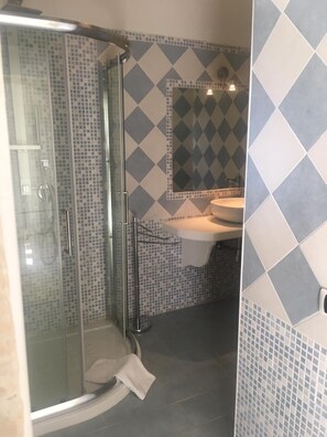 Shower, free toiletries, hair dryer, towels - Valle della Corte Country House (Vieste)