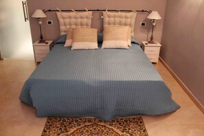 Iron/ironing board, free cribs/infant beds, rollaway beds - Valle della Corte Country House (Vieste)