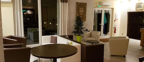 Coin salon dans le hall