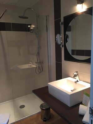 Superior Double Room | Bathroom | Free toiletries, hair dryer, towels