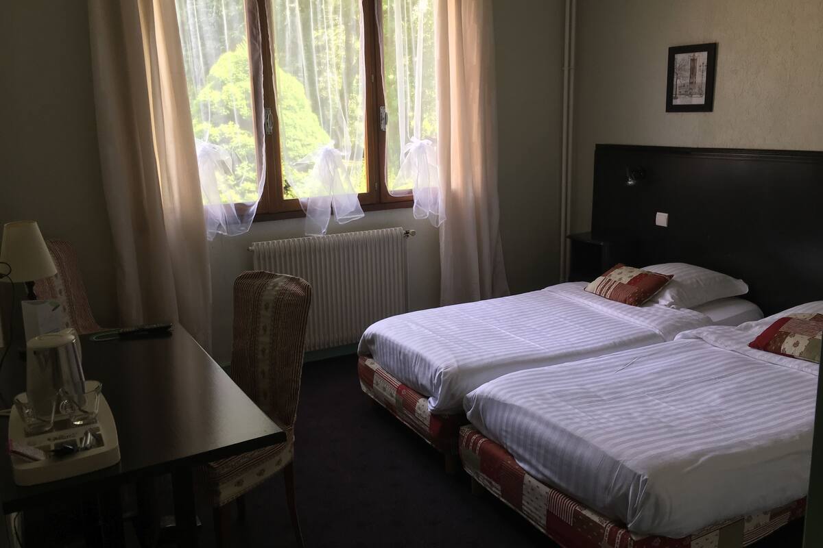 Habitación superior con 2 camas individuales | Escritorio, tabla de planchar con plancha, cunas (de pago) y wifi gratis