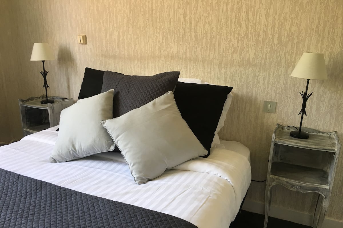 Habitación estándar doble | Escritorio, tabla de planchar con plancha, cunas (de pago) y wifi gratis